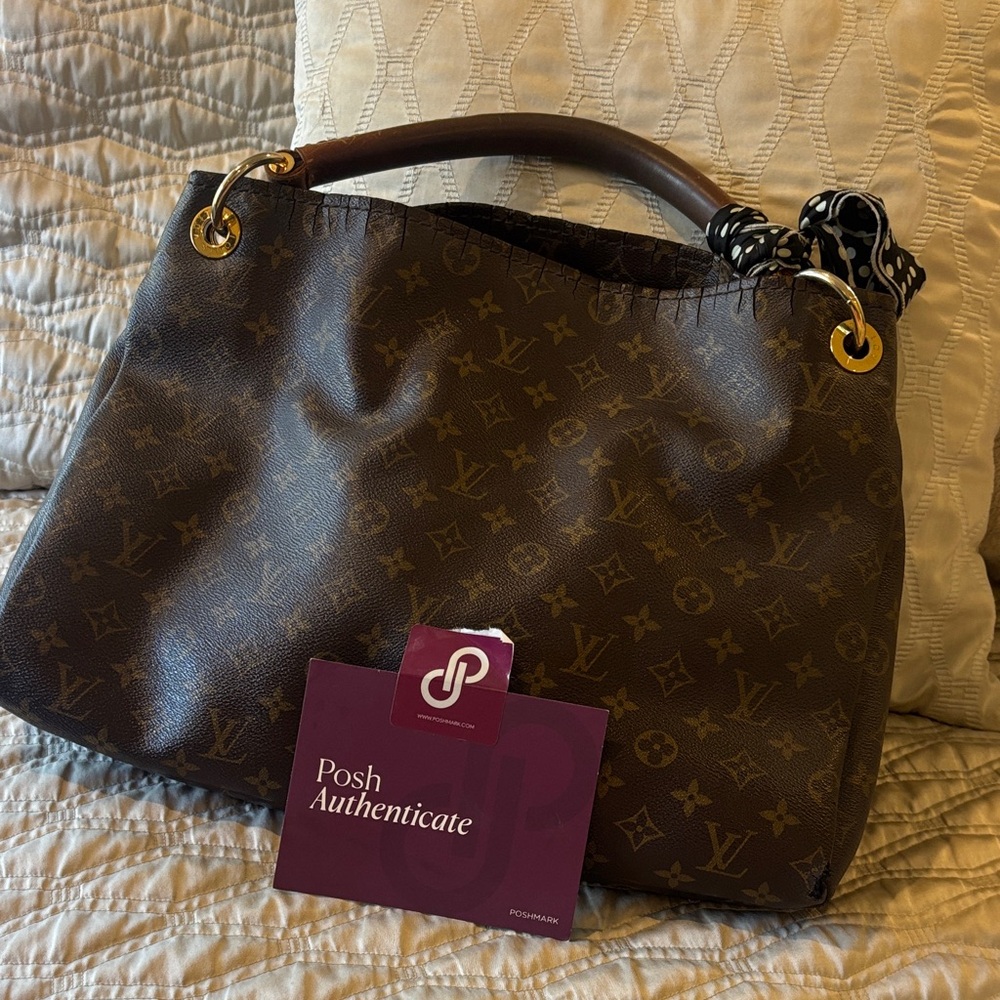 Louis Vuitton- Authentic- Artsy monogram Hobo large